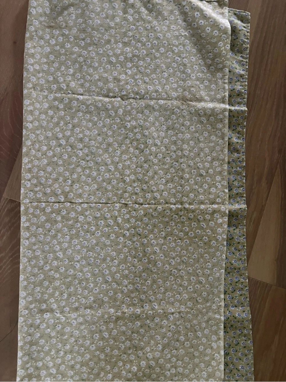 Floral Printed Vintage Small Table Cloth in Beige and Lavender